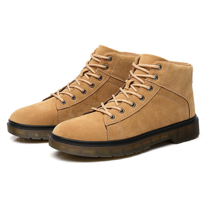 Nuestra zapatilla 025-Beige es la mejor opción para las personas que pasan el día entero trabajando. Con su suela de caucho antideslizante, altura al tobillo y cuero sintético volteado, esta zapatilla es extremadamente cómoda. Trae cordones, lo que la hace práctica y versátil.