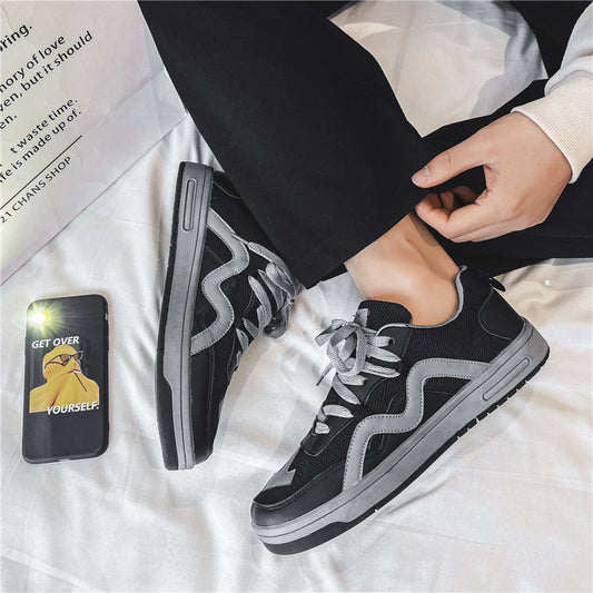 026-Negro es una zapatilla de cuero sintético de alta calidad. Diseñada con malla de nylon para una suave y transpirable sensación, es antideslizante y combina un look elegante y deportivo con cordones clásicos. Para los amantes del deporte y estilo.
