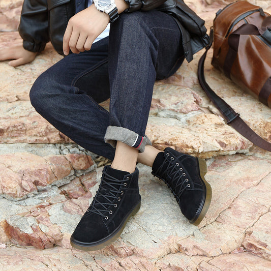 Esta zapatilla 025-Negro ofrece una suela de caucho antideslizante para que caminar y trabajar durante todo el día sea más seguro y cómodo. Además, con su altura al tobillo y cuero sintético volteado, es ideal para cualquier ambiente laboral. Cierre los cordones para un ajuste perfecto.