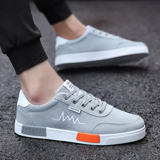 El 6636-Gris es una zapatilla idónea para el día a día. Está hecha con tela de lona cómoda y fresca, suela de Eva secado en frío y plataforma plana. Las cintas clásicas hacen que lucen bien tanto con ropa informal como con ropa deportiva. Un calzado casual y cómodo.