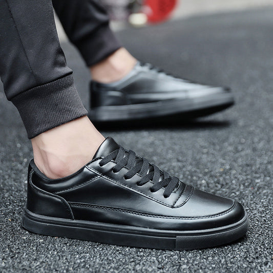 1715-Negro es el zapato ideal para tu look informal. Está hecho de cuero sintético resistente a la intemperie, con costuras sobrepuestas para una mayor durabilidad. La suela plana proporciona una cómoda caminata por largas horas, y los cordones clásicos le dan un toque final a tu estilo clásico.