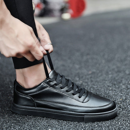 1715-Negro es el zapato ideal para tu look informal. Está hecho de cuero sintético resistente a la intemperie, con costuras sobrepuestas para una mayor durabilidad. La suela plana proporciona una cómoda caminata por largas horas, y los cordones clásicos le dan un toque final a tu estilo clásico.