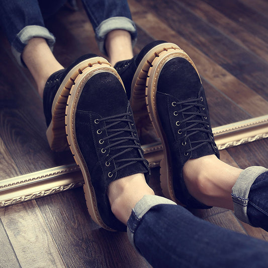 011-Negro es una zapatilla casual moderna con el exterior de cuero de imitación nobuk. Cuenta con una suela de goma para una mayor resistencia y su estilo ideal para usar con ropa casual o cómoda. Realzadas con costuras de imitación en la suela, las 011-Negro te ofrecen una combinación de belleza y estabilidad.