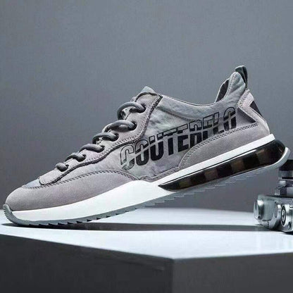 N007-Gris es una zapatilla deportiva perfecta para todos los niveles de entrenamiento. Cuenta con una cámara de aire para una amortiguación óptima y reducir el impacto en las articulaciones, especialmente en las rodillas, reduciendo el riesgo de lesiones. Está fabricada con un recubrimiento de lona y cuero sintético para ser resistente, transpirable y absorbente al sudor, y una suela dentada para obtener la mejor tracción.  Cordones de ajuste para mayor ajuste. 