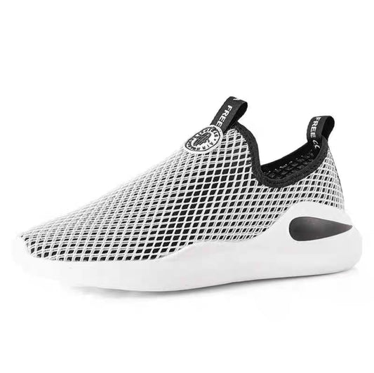Nuestro 028-Blanco (Sin Pita) te ofrece la máxima comodidad al caminar con una suela media ligera de EVA, imitación malla acolchada de red elástica, cordones elásticos, plantilla acolchada y plantilla de espuma para que puedas ajustarlo al pie de forma segura. Esta versión también está diseñada para mantener los pies secos y para proporcionar una caminata cómoda sin la necesidad de usar cintas.
